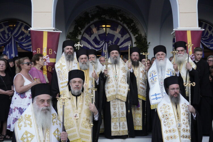 Με ιδιαίτερη λαμπρότητα ο Μέγας Συνοδικός – Πολυαρχιερατικός Εσπερινός προς τιμήν του Αποστόλου Παύλου στην Κόρινθο