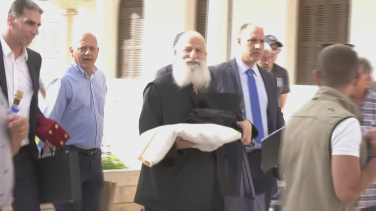 Πιστοί σε δύο στρατόπεδα για την ενθρόνιση του Μητροπολίτη Πάφου