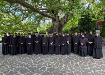 Ο Γέροντας Νεκτάριος με μοναχούς σε προσκυνηματική επίσκεψη σε ιερούς τόπους της Κόνιτσας και της Ηπείρου