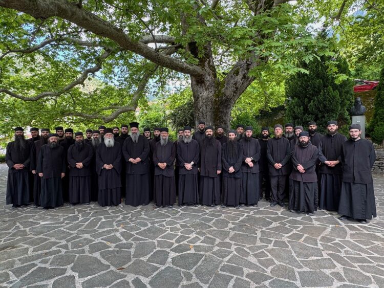 Ο Γέροντας Νεκτάριος με μοναχούς σε προσκυνηματική επίσκεψη σε ιερούς τόπους της Κόνιτσας και της Ηπείρου