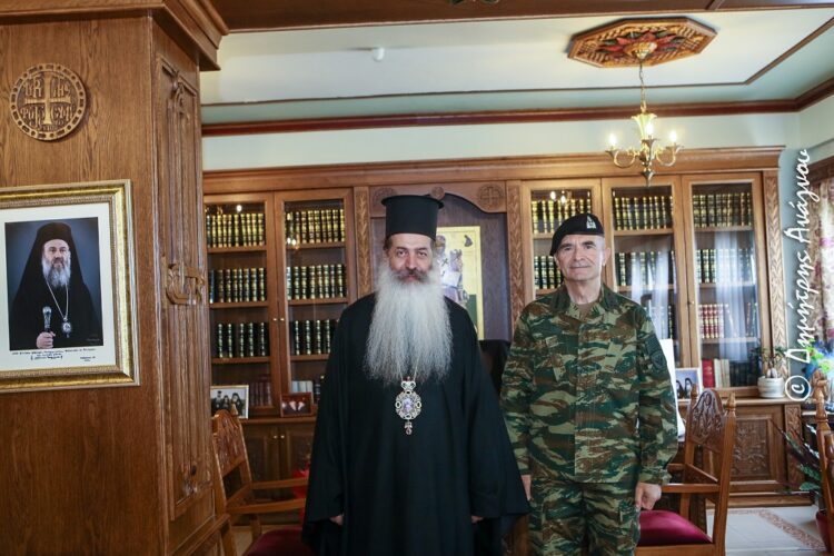Συνάντηση του Αρχηγού ΓΕΣ Γεώργιου Κωστίδη με τον Μητροπολίτη Φθιώτιδος Συμεών