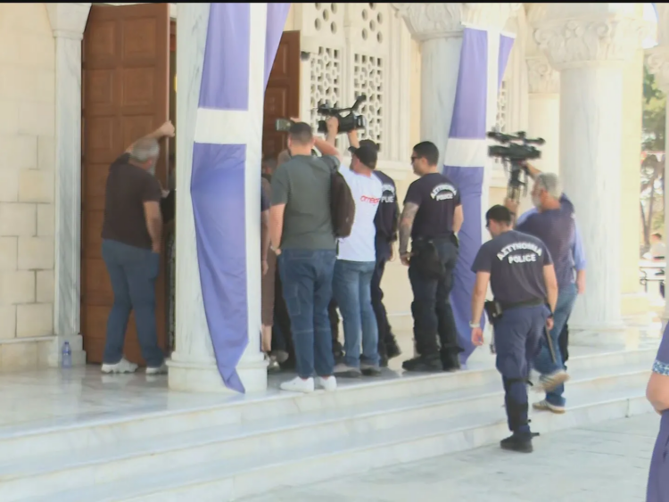 «Αίσχος» και «ανάξιος»: Ένταση και επεισόδια στη χειροτονία του νέου Μητροπολίτη Πάφου Γρηγόριου