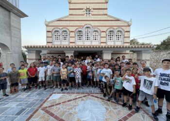 Ο Κερκύρας Νεκτάριος κοντά στα παιδιά των Κατασκηνώσεων
