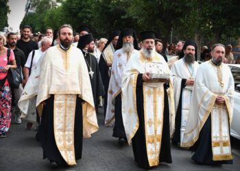 Πλήθος πιστών στην πανήγυρη του Προφήτη Ηλία στο Παγκράτι