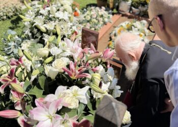 Ο Αρχιεπίσκοπος Ιερώνυμος προσκύνησε τον τάφο του Οσίου Παϊσίου στη Σουρωτή