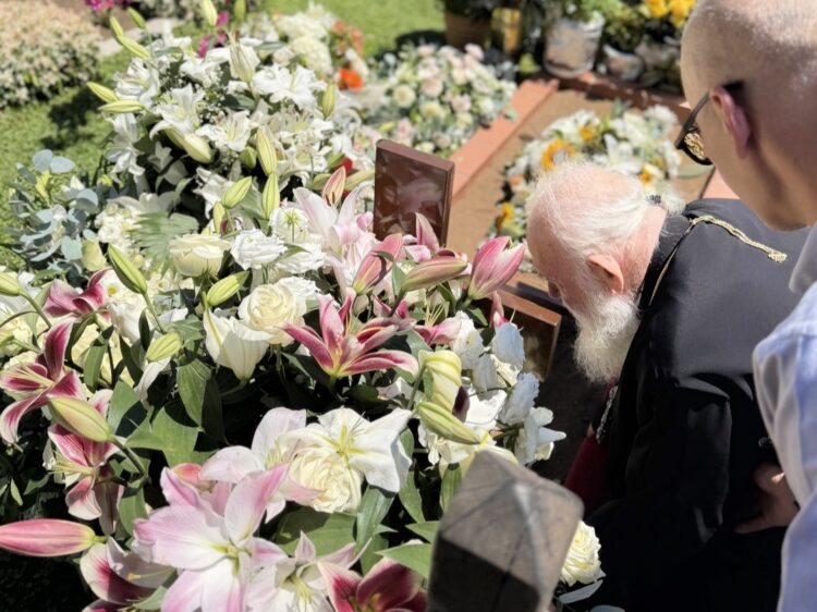 Ο Αρχιεπίσκοπος Ιερώνυμος προσκύνησε τον τάφο του Οσίου Παϊσίου στη Σουρωτή