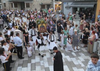 Με λαμπρότητα ἑόρτασε ἡ Ναύπακτος τὴν Ἁγία Ὁσιοπαρθενομάρτυρα Παρασκευή