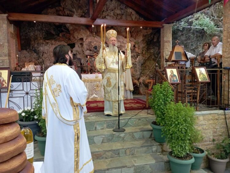 ΠΑΝΗΓΥΡΙΣΕ ΤΟ ΓΡΑΦΙΚΟ Ι. ΕΞΩΚΚΛΗΣΙΟ ΤΗΣ ΑΓΙΑΣ ΚΥΡΙΑΚΗΣ ΣΤΑ ΚΑΜΠΙΑ ΔΙΡΦΥΩΝ