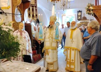 Ο Μητροπολίτης Παροναξίας Καλλίνικος στον Δαμαριώνα Νάξου για τη Θεία Λειτουργία
