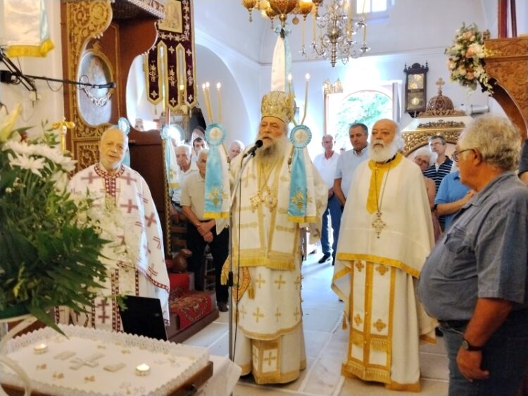 Ο Μητροπολίτης Παροναξίας Καλλίνικος στον Δαμαριώνα Νάξου για τη Θεία Λειτουργία