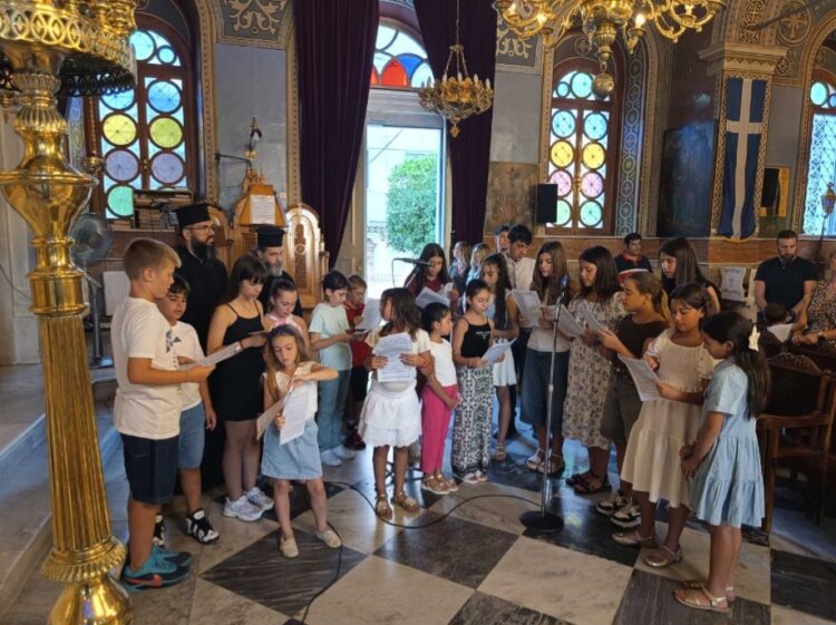 “Μὲ καθαρὲς καὶ ἄσπιλες ψυχές”: Ἡ νεολαία τῆς Χίου ἔψαλε τὴν Πρώτη Παράκληση στὴν Παναγία. Χορηγία ύποτροφιών 80.000 εύρώ