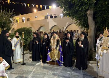 Με λαμπρότητα και πλήθος κόσμου ο Εσπερινός στην Εκατονταπυλιανή της Πάρου