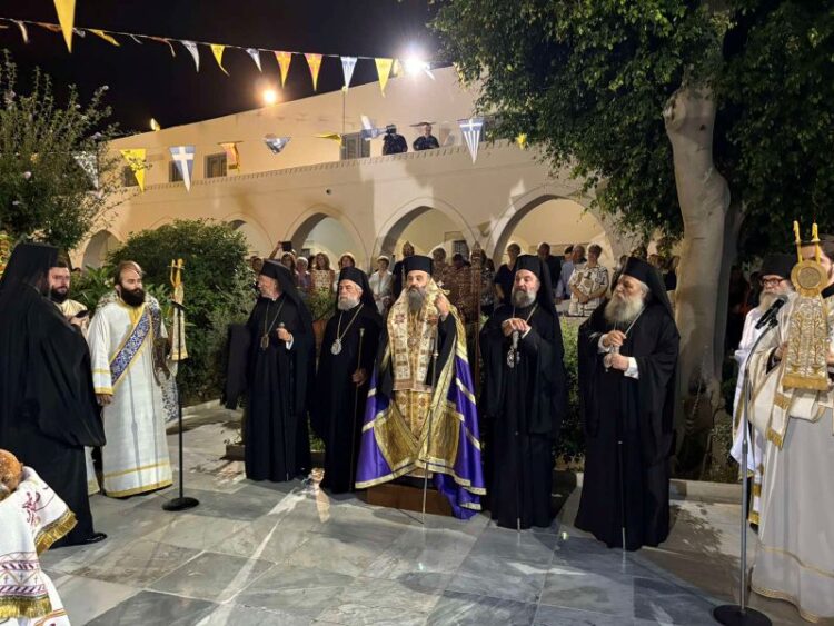 Με λαμπρότητα και πλήθος κόσμου ο Εσπερινός στην Εκατονταπυλιανή της Πάρου