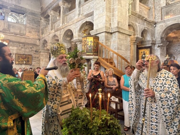 Η Ύψωση του Τιμίου Σταυρού στο Ιερό Προσκύνημα Παναγίας Εκατονταπυλιανής Πάρου