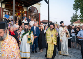 Ο Σταυρός δεν αφήνει την δυστυχία να μας στερήσει την αγάπη!