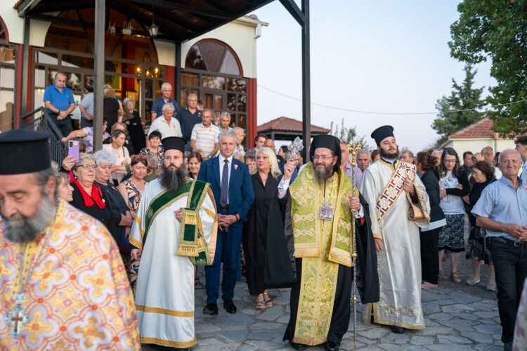 Ο Σταυρός δεν αφήνει την δυστυχία να μας στερήσει την αγάπη!