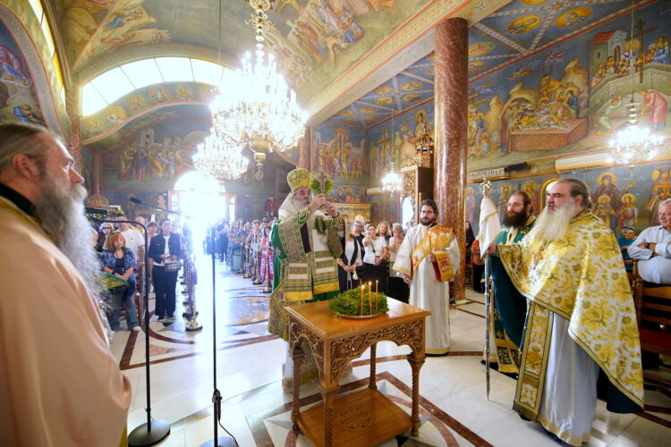 “Υψώνεται σήμερα ο Σταυρός για να μας τονώσει τη δύναμη του αγώνα στη ζωή μας”