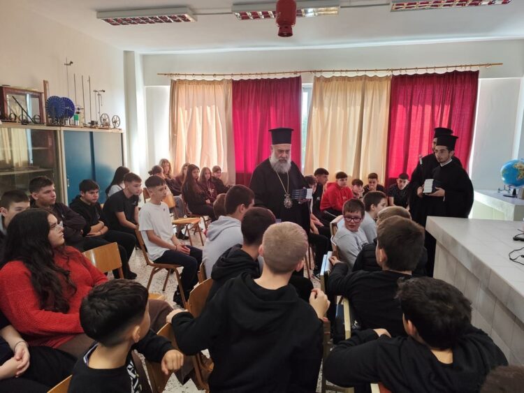 Επίσκεψη του Μητρ. Θεσσαλιώτιδος σε σχολεία της Βαμβακούς και των Φαρσάλων