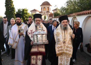 Πανδήμως η Καλαμάτα υποδέχθηκε την Τιμία Κάρα της Αγίας Ειρήνης
