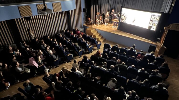 Με μεγάλη συμμετοχή παιδιών η παράσταση θεάτρου σκιών «Το ΟΧΙ του ’40 και ο Καραγκιόζης Λοχίας» που διοργάνωσε το Πνευματικό Κέντρο  της Ιεράς Μητροπόλεως Κίτρους